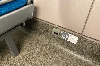 「せっかく窓側を確保したのに…」新幹線の乗客を悩ませる“通路側の乗客マナー” 「窓側のコンセントで無理やり充電」「テーブルに突っ伏して寝ていて通れない」