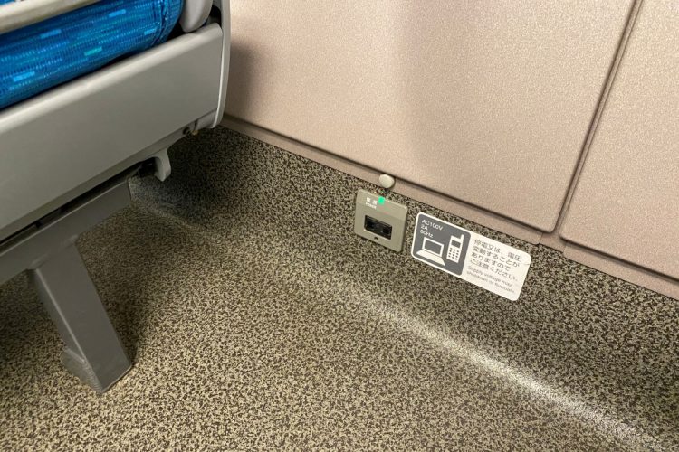 窓側にしかコンセントがない新幹線の車両はまだまだ多い