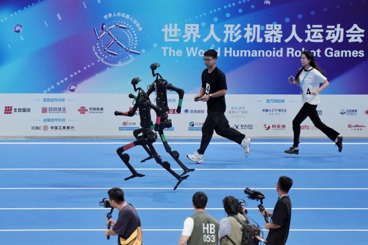 8月に北京で開催された「世界人型ロボット大会」で疾走する宇樹科技のロボット(Getty Images)