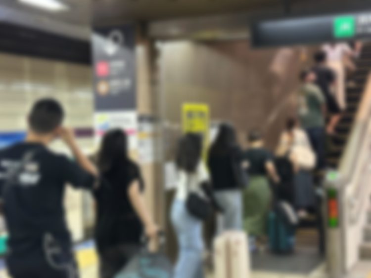混雑した駅では「ぶつかりおじさん」に注意。距離を取るなどの策を講じる人も