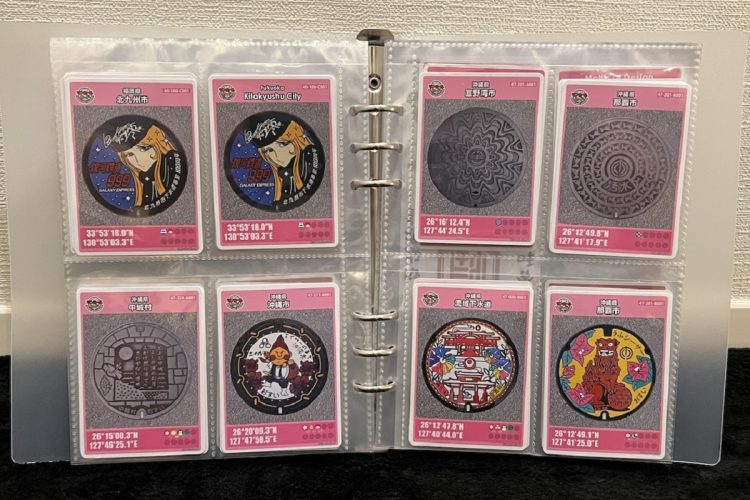 Aさんのマンホールカードコレクションの一部。同じカードでの日本語版と英語版の2種類があるものも