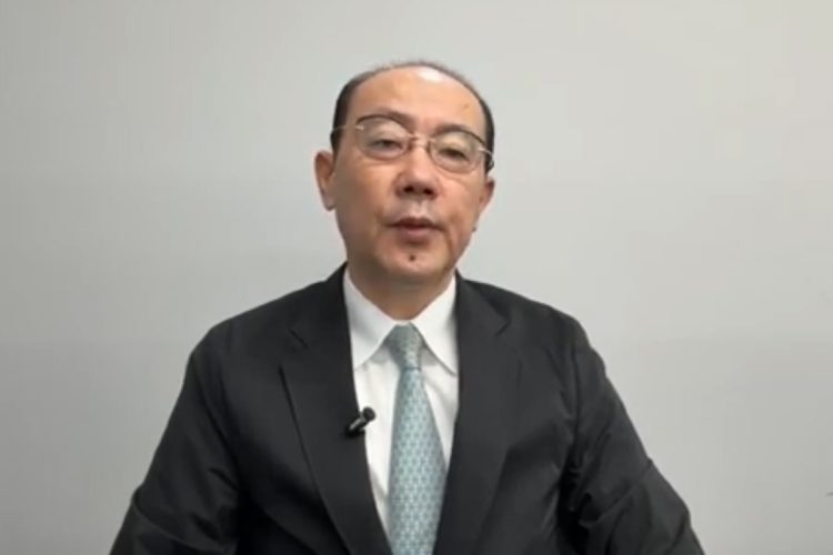 投資家向け動画で釈明する「共生バンクグループ」会長の柳瀬健一氏
