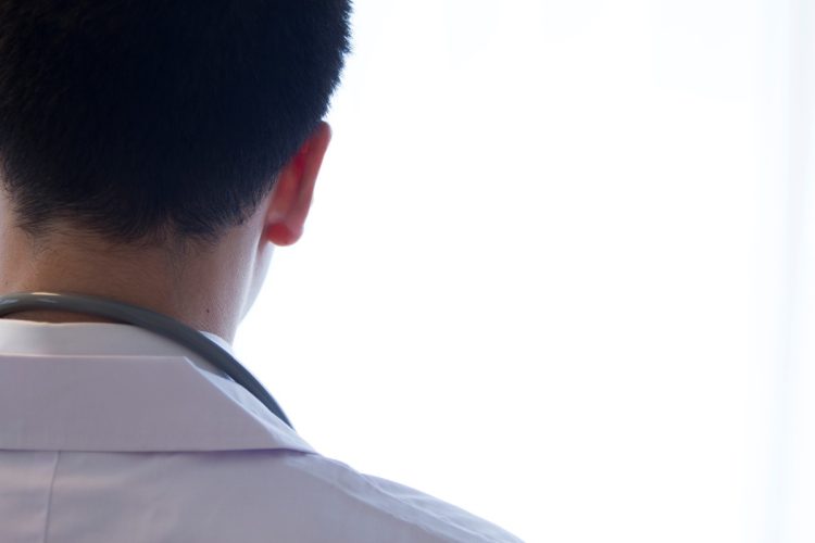 製薬企業との間には高い透明性が求められる(写真:イメージマート)