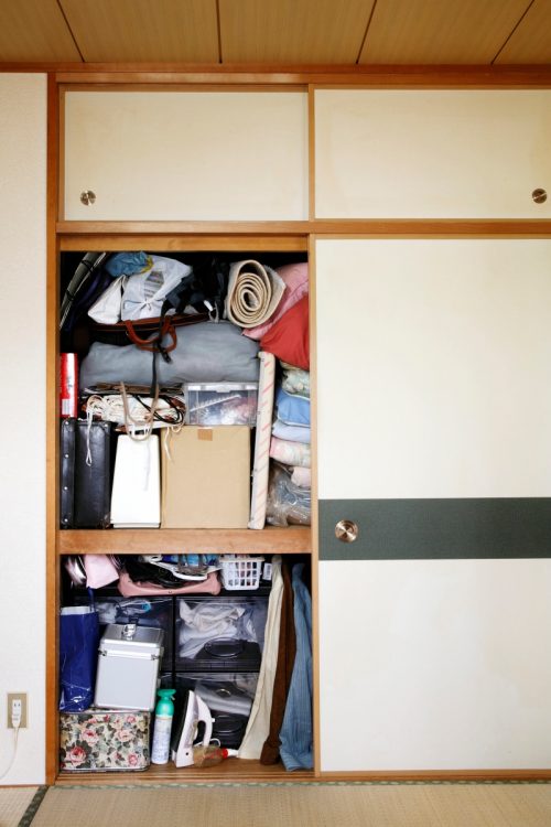 モノの片づけはどう進めるべきか（写真：イメージマート）
