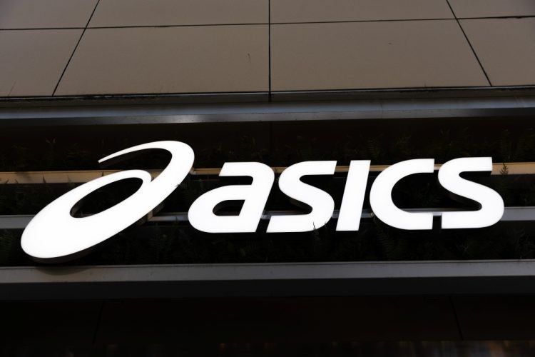 アシックスはインバウンド需要が好調で年収も大幅アップ(時事通信フォト)
