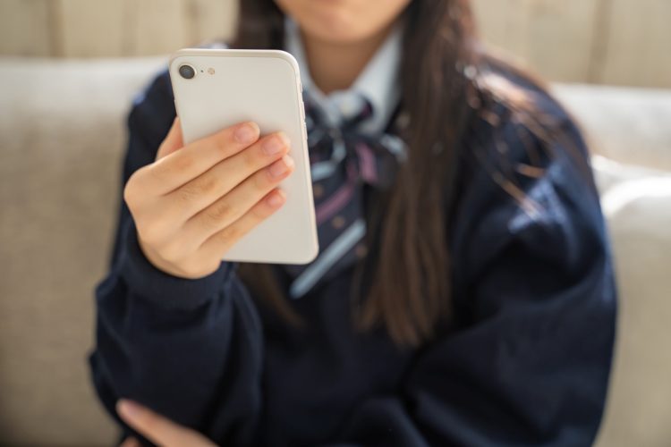 スマホで簡単にアクセスできる闇バイト求人（イメージ）