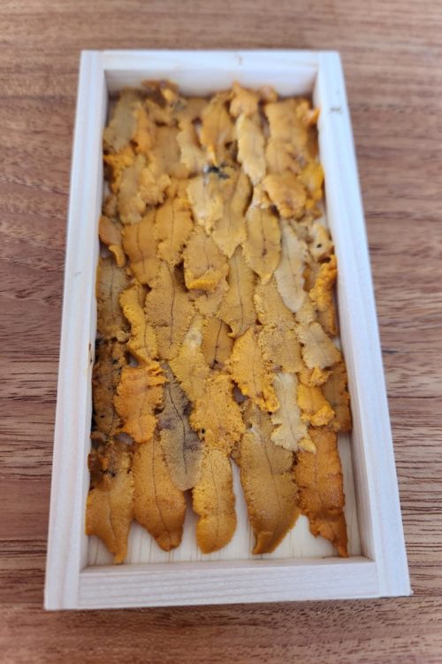 筆者が実際に唐津の鮮魚店で買った板ウニ。安いときは1400円だった