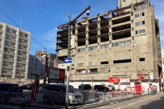 「みんなで大家さん」共生バンクグループの内部資料に書かれていた資産一覧の荒唐無稽　400億円で売却予定だった廃墟ビルと青空駐車場は今も野ざらし