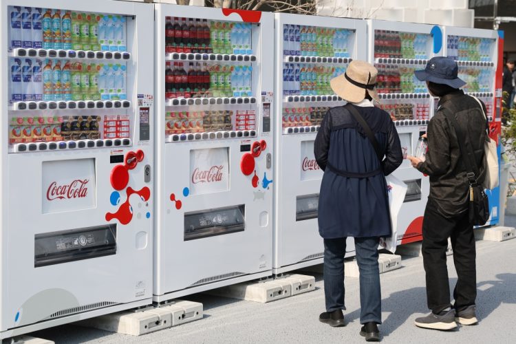 日本の自販機市場は縮小が続いている（写真：時事通信フォト）