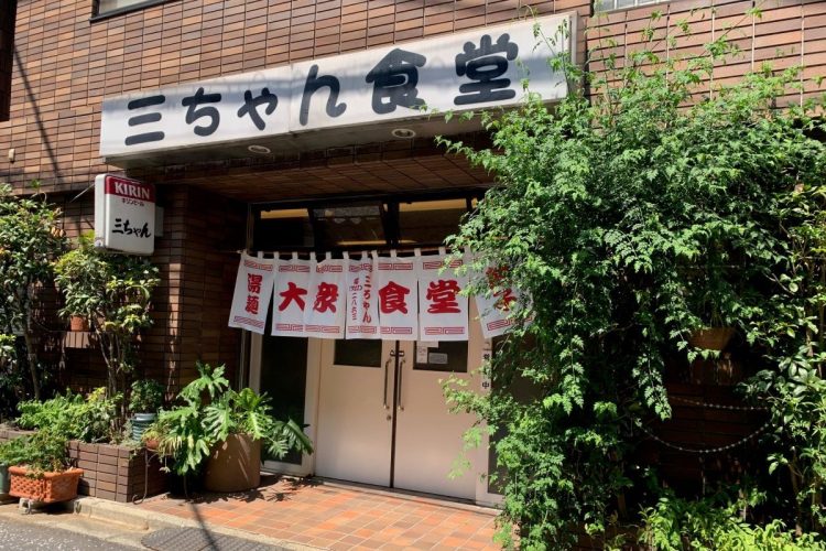 酒や食事の提供が早いのも人気の秘密かも（「三ちゃん食堂」神奈川県川崎市中原区新丸子733）