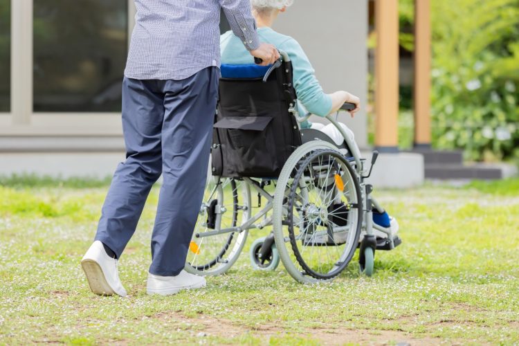 妻の没後に義父母との関係性を見直す選択肢もある（イメージ）