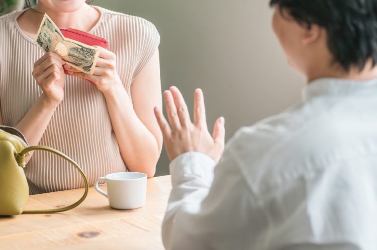 「奢る」べきかどうかは悩ましい（イメージ）