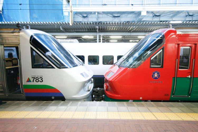 連結した電車。連結器には、車両同士をつなぐ役割がある。博多駅にて筆者撮影