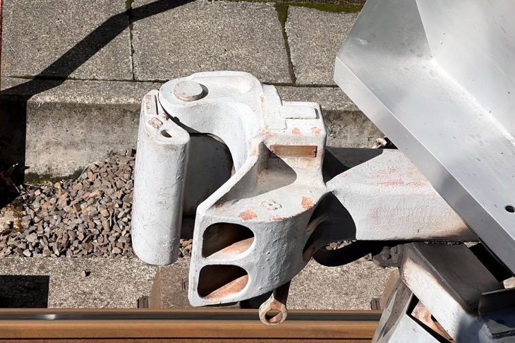 つくばエクスプレス1000系電車の並形自動連結器。北千住駅にて筆者撮影