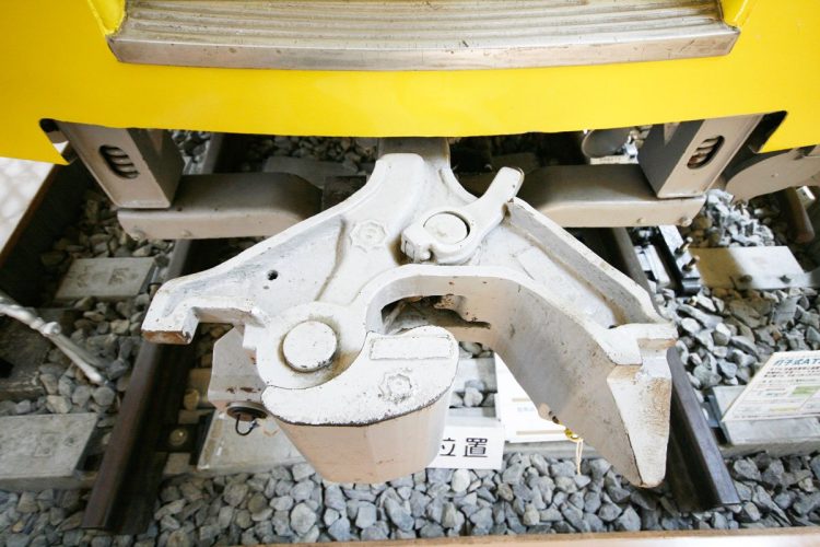 名古屋市営地下鉄100形電車の密着式自動連結器。名古屋市交通局「レトロでんしゃ館」にて筆者撮影