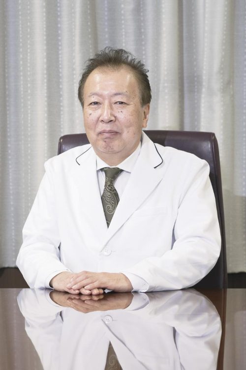 「古い脳は委縮しても治療で元に戻る」と語る紺野院長