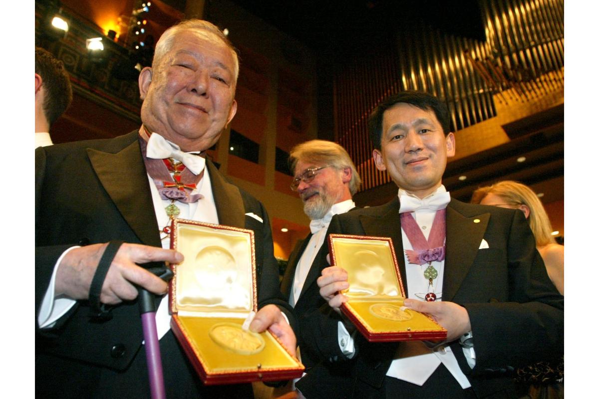 2002年にノーベル物理学賞を受賞した小柴昌俊氏（左）と化学賞を受賞した田中耕一氏はともに「公立高校」出身（AFP=時事）