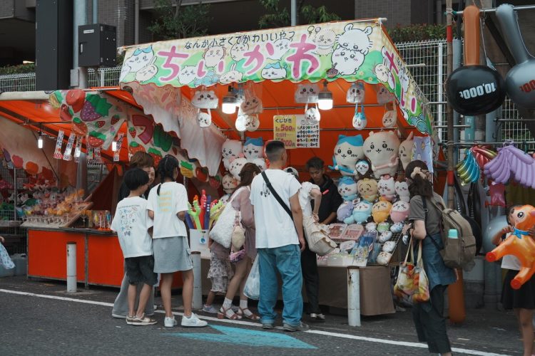 さまざまなキャラクターを“売り”にする屋台くじ。「ちいかわ」も人気だ