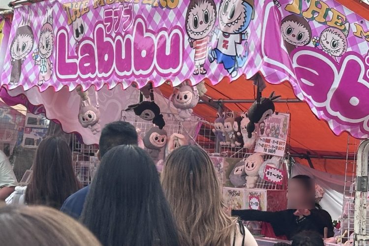 祭りの屋台くじでも「ラブブ」そっくりなグッズに行列が…