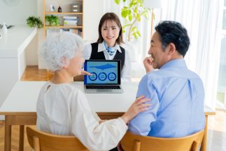 60歳以降の「新NISA投資」の落とし穴　「枠を目いっぱい使わないともったいない」はNG、年代別の「“余裕資金”と“投資に回して良い金額”の目安」