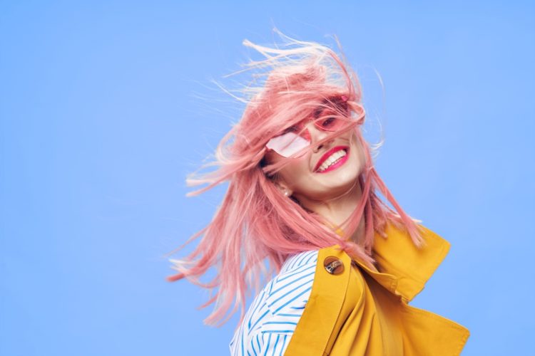 「派手髪」はTikTokやInstagramで映えるため、Z世代を中心に人気を集めている（写真：イメージマート）