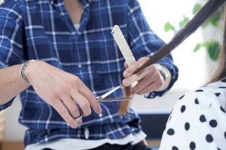 「派手髪トレンド」に乗って月収200万円を実現する“インフルエンサー美容師”の意外な本音　「基本スキルが未熟なのにブームが終わったら…とにかく将来が不安です」