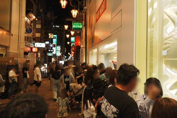 店の前に列をつくる人たち