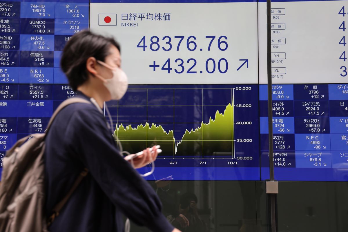 シン・高市トレード」で日経平均4万8000円台に突入 専門家からは「10月の米利下げがあればさらに大きく押し上げる動きに」の指摘も |  マネーポストWEB