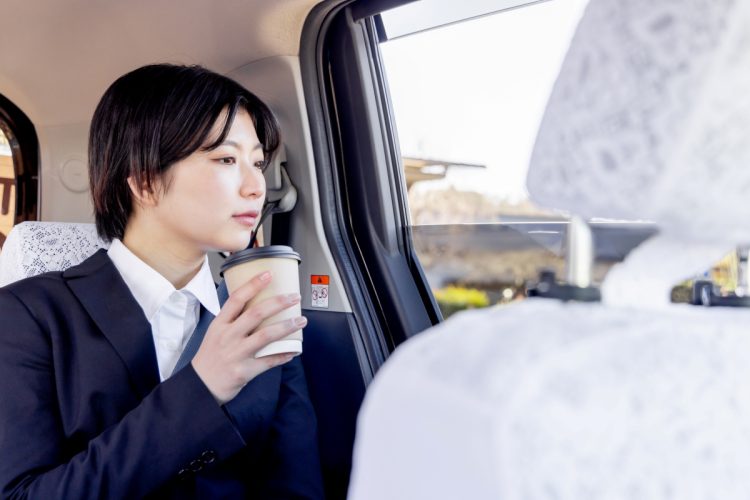 タクシー車内での飲食問題をどう考えるか（イメージ）