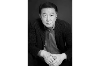 「認知症の介護には、経験した人にしかわからない苦労がある」と語る布施博