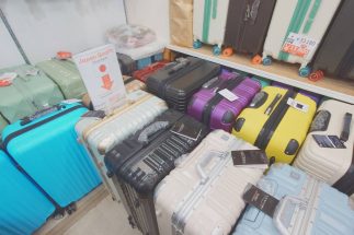 外国人客相手に繁盛するキャリーケース専門店のカオスな現場　「JAPAN QUALITY」という商品をよく見ると「MADE IN CHINA」の表記…中国人らしき店員に意味を尋ねても「さあ？」