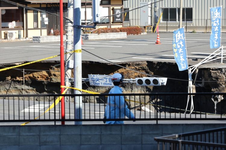 今年1月、八潮市で大きく陥没した道路の映像は衝撃を呼んだ(時事通信フォト)