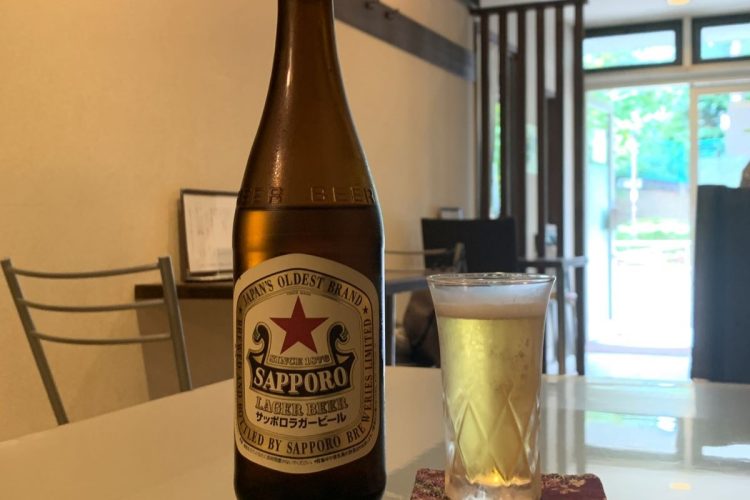 まずはビールを飲みながらつまみを悩む