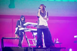 【海外進出の壁を乗り越えるJ-POP】YOASOBIの世界的快進撃を生んだ「あえてインディーズとして配信スタート」した戦略　リスナーの半分が海外という調査結果も