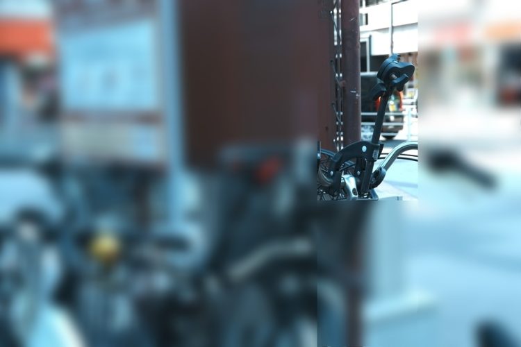 大阪の自転車の多くに「傘スタンド」が装着されている