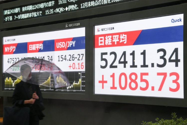 10月31日には、史上初の5万2000円台で取引を終えた日経平均株価の終値（時事通信フォト）