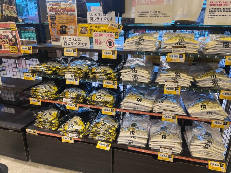 今年の店内には豊富なグッズの在庫が