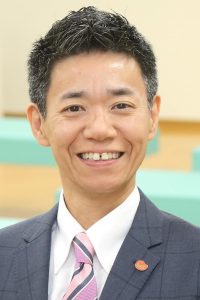 「痛みは見えないため、患者本人の不安や捉え方次第で強くも弱くも感じられます」と語る松原教授
