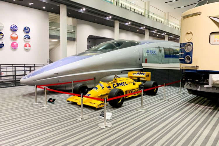 「500系新幹線電車」（奥）と「Lotus Honda 99T」。写真提供：京都鉄道博物館
