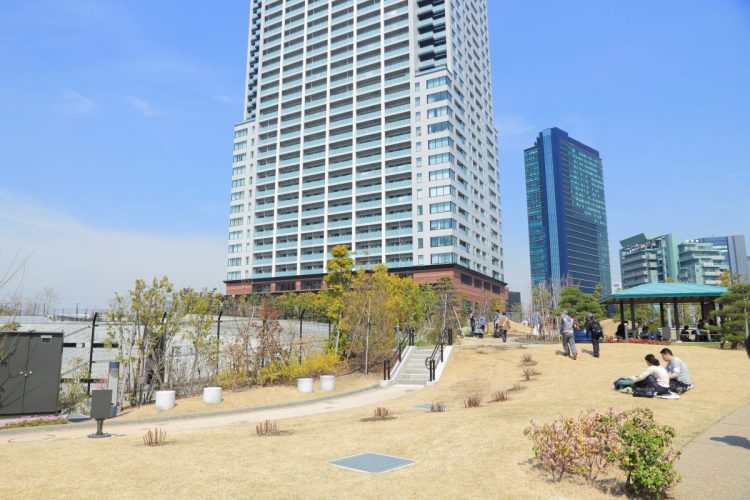 「池尻大橋」からすぐの目黒天空庭園は、首都高大橋ジャンクションの上に整備された公園だ(写真・イメージマート)
