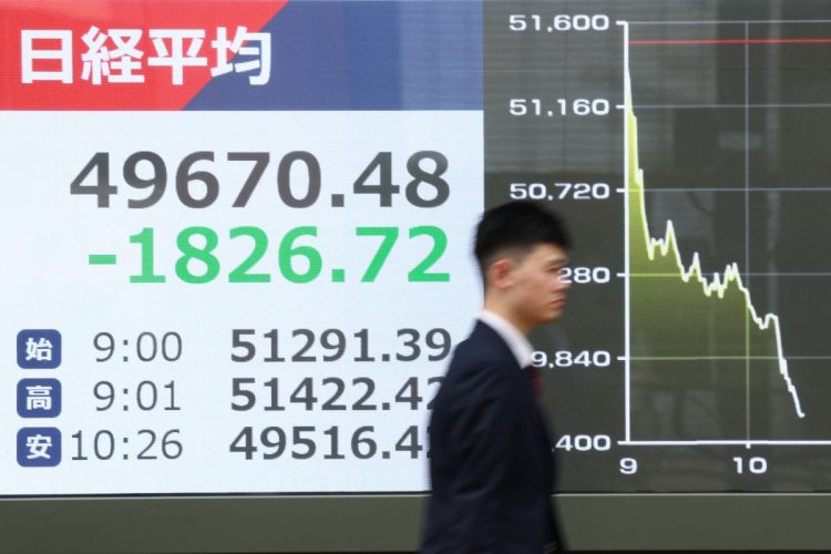 日経平均株価が上にも下にも大きく動く相場展開（11月5日。時事通信フォト）