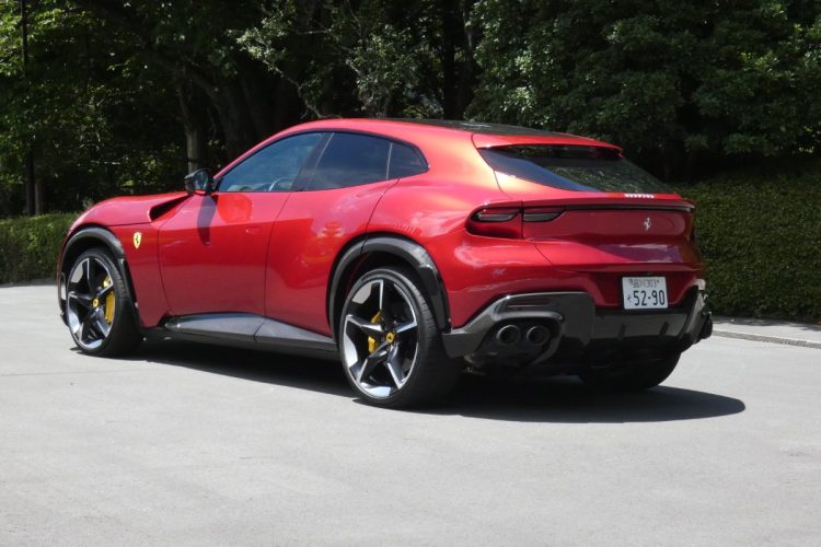 いわゆるSUV的とは一線を画しているスタイル。SUVにありがちの“押し出し感”の強さよりもクーペの美しささえ感じさせるデザイン