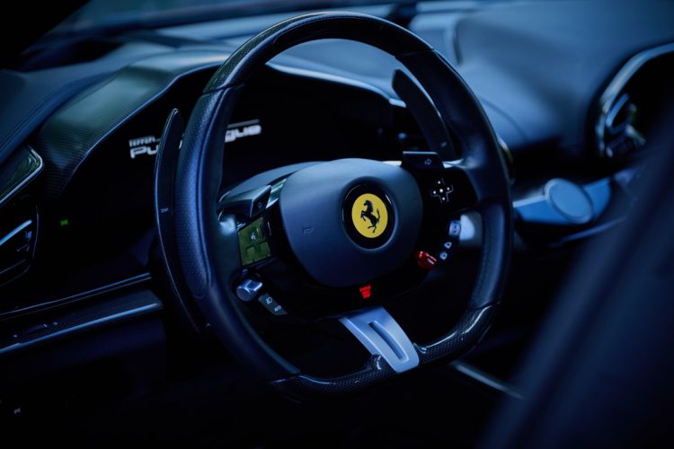 フロントシートは助手席にもモニターが装備され、一見左右対称のように見える。少しアイポイントは高くなるが、ドライバー席からの各種の操作系のレイアウトなどは、他のフェラーリモデルとほとんど同じでこちらも操作感は実に良好（撮影・小倉雄一郎）