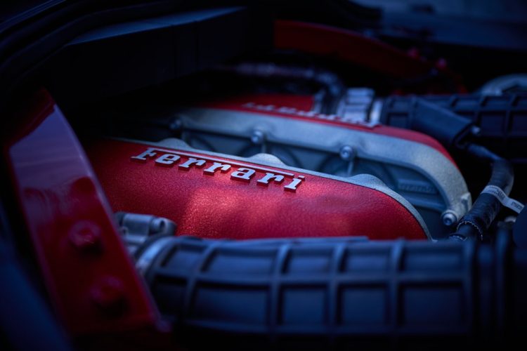 フロントミッドシップに搭載される6.5LのV型12気筒エンジン。ここから前後へとパワーが配分される4WDとなっている。路面のトラクションも安定して伝わる（撮影・小倉雄一郎）