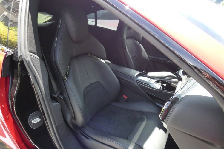 ホールド性に優れたセミバケットシートを装備。ロングドライブでも疲労感は少なく、乗員の誰もが心地よく過ごせる