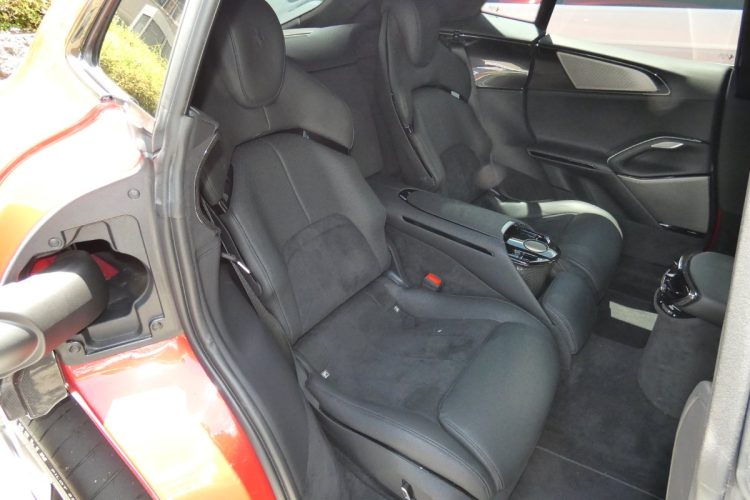 リアシートもセミバケットシートが与えられる。フェラーリとして静粛性に優れた居住性を実現している