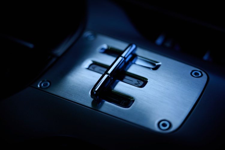 電子式のシフトではあるが、マニュアルのモデルのシフトゲートとデザインの意匠を同じにして、らしさの継承をしている（撮影・小倉雄一郎）