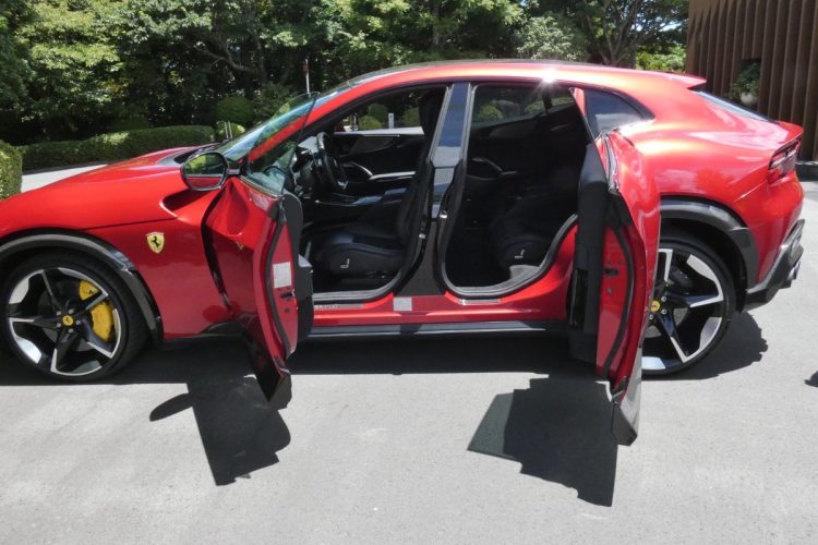 リアドアは前開きで、いわゆる“観音開き”。リアドアの開閉は自動。前後のドアの長さを抑えられ、横に駐車中の車などに緩衝するリスクも減り、実用性も高い