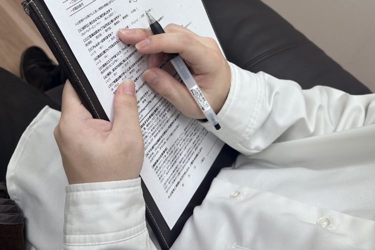 カウンセリングシートをもとに、アイブロウィストが“理想の眉”を提案してくれる