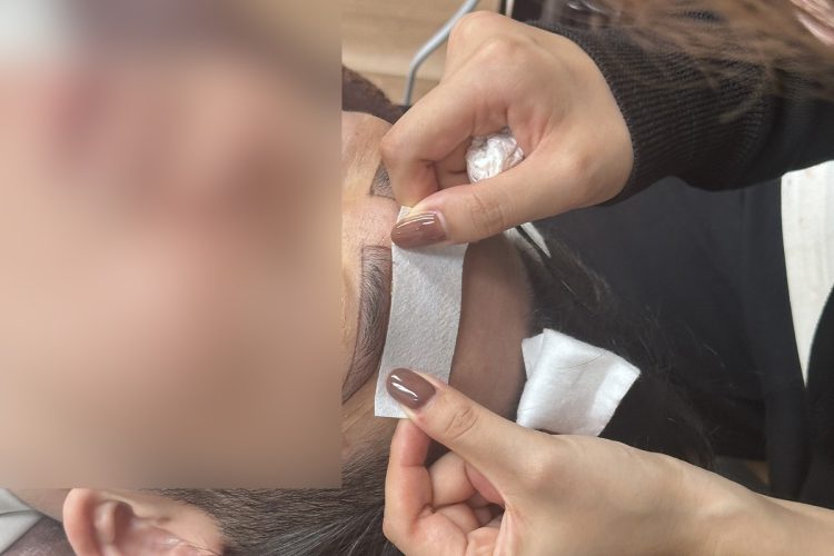 いよいよ除毛。ワックスを塗った後、一瞬で剥がされる